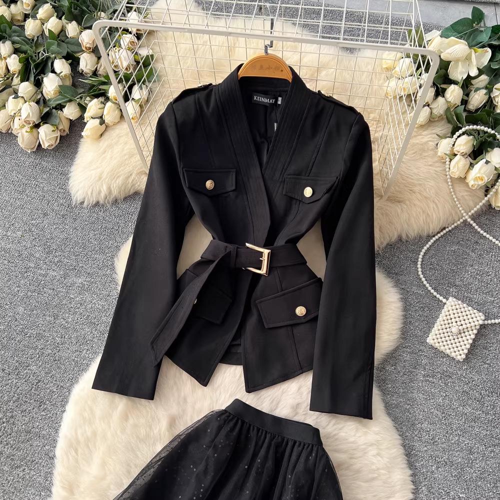 Französisches High-End Society-Set: Blazer mit Bindegürtel & Pailletten-Netzrock