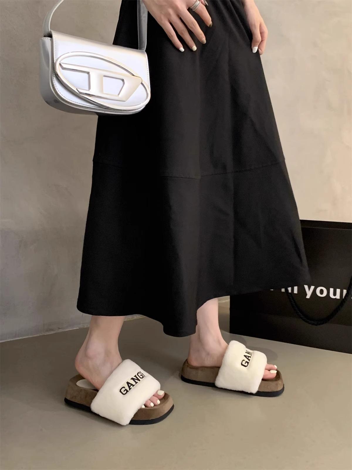 

Thick-bottomed fluffy slippers female 2025 new spring, autumn and winter high-end temperament fairy muffin sandals 40