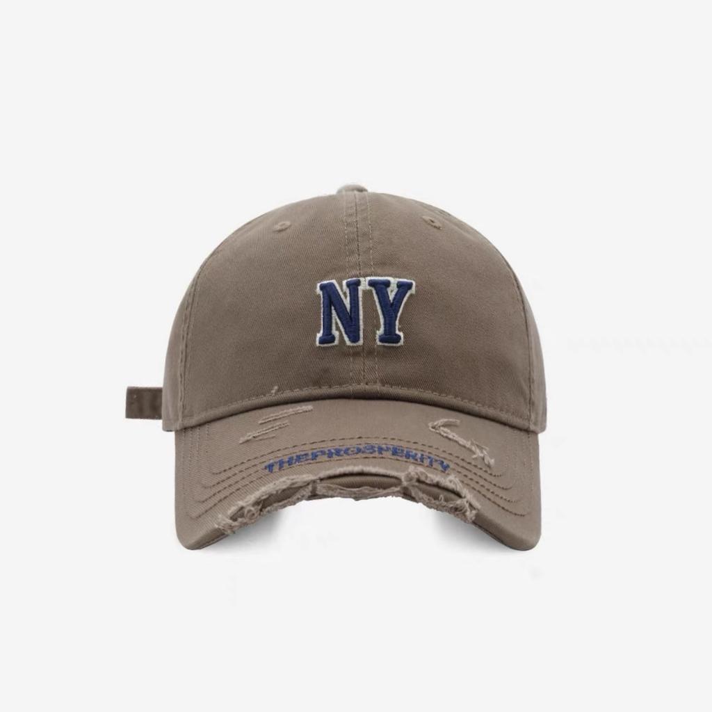 Eine Baseballkappe im koreanischen Street-Fashion-Stil mit Buchstabenstickerei für Damen und Herren und Eine Kappe mit perforiertem Schirm, die das Gesicht kleiner erscheinen lässt