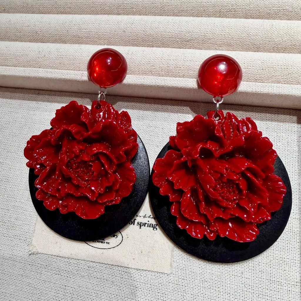 Eleganti Orecchini Peonia Rossa - alla Moda Stile Hong Kong con Petali Rossi in Legno Esagerati