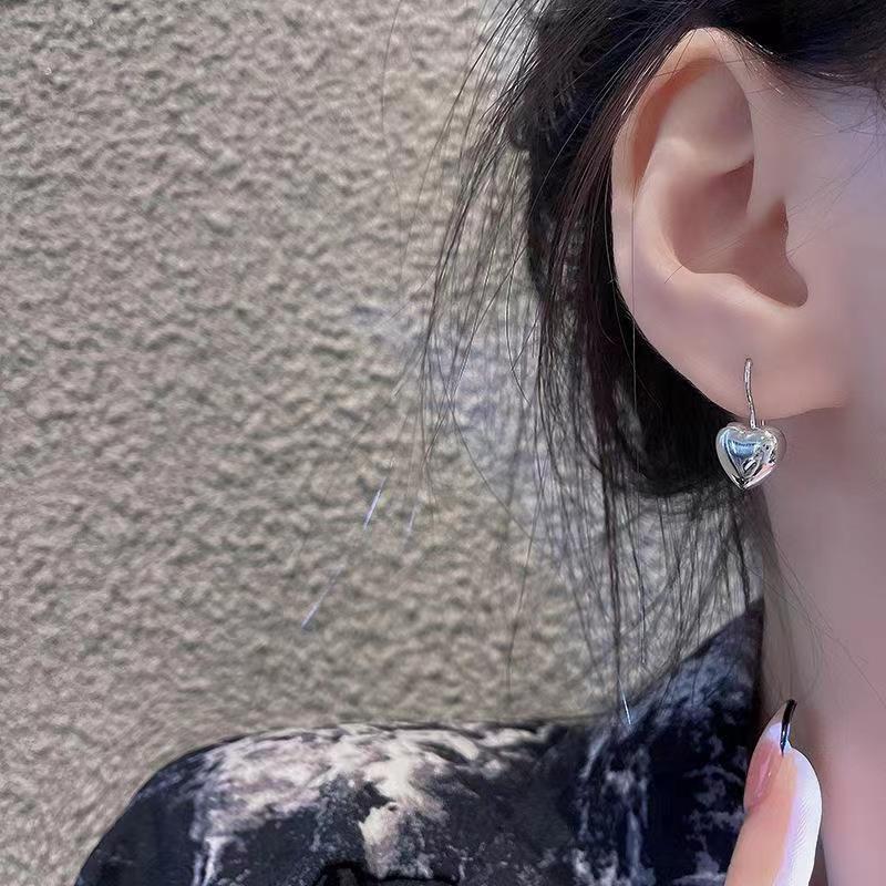 Simple Niche And Versatile Three-Dimensional Love Earrings, Women'S Tide Design, Advanced Ear Hooks, Cold Wind Stud Earrings, Earrings.