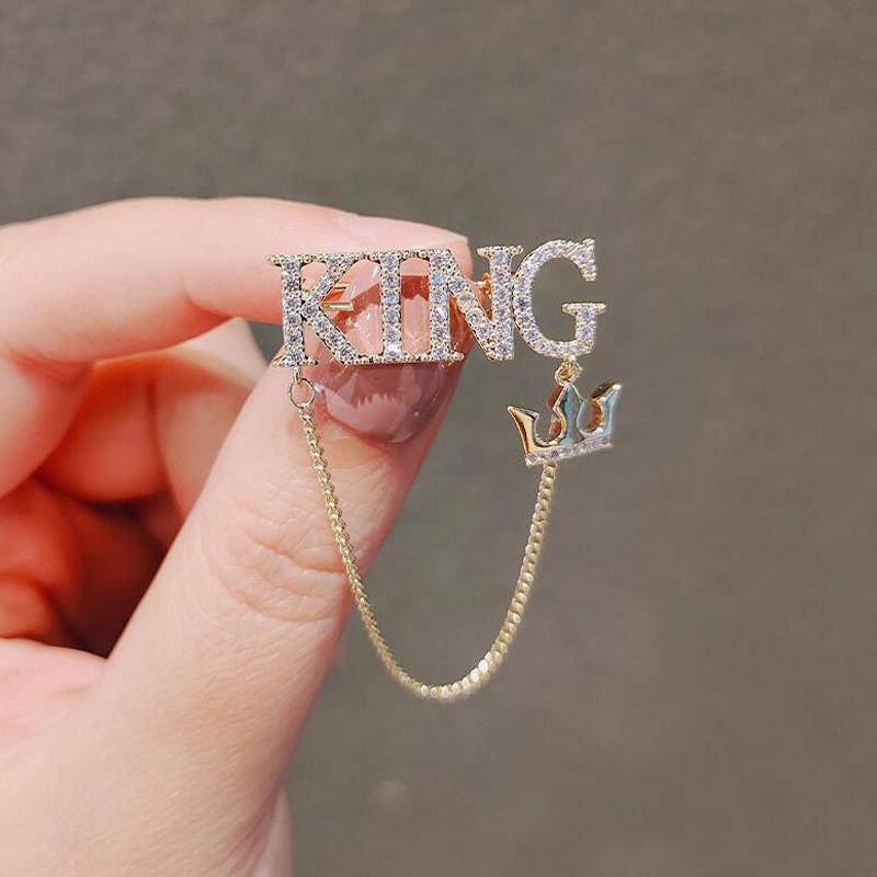Móda Roztomilý dopis Král Brož Svetr Kabát Oblečení Doplňky Muži Ženy Luxusní Brož Party Svatební Brože Špendlík do klopy