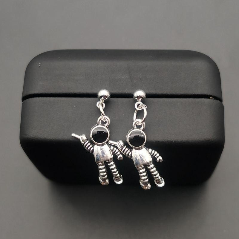 Creative Cute Design Universe Contracted Earrings for Women Girls Space Astronauts Stud Earrings Fashion Star Women's Gift