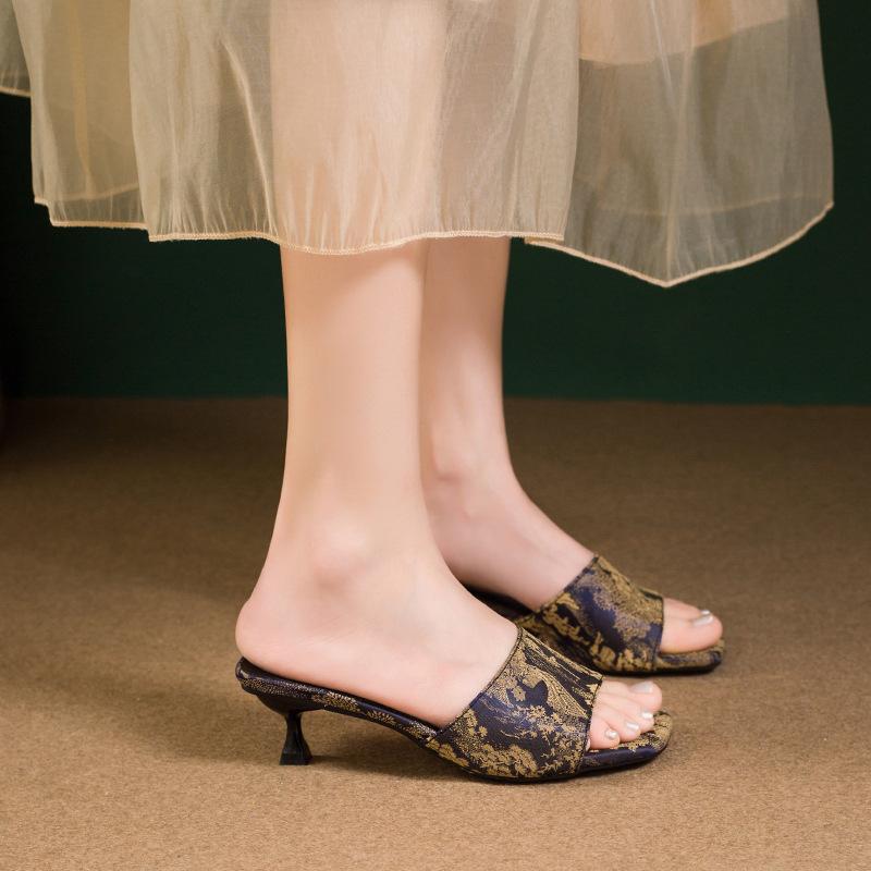 Sommarsvala tofflor mode damskor tunna klackar 2025 tryckt nationell stil nya fyrkantiga tår öppna högklackar