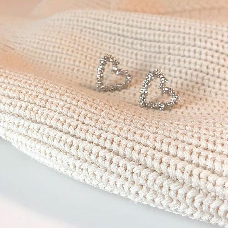 Shining Silver Hollowed-out Love Earrings Small, Simple and Exquisite Heart-shaped Earrings