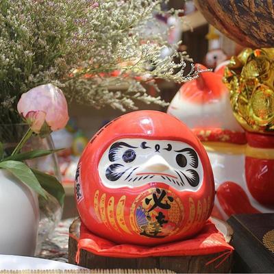 Statua Ornamento Daruma in Ceramica Salvadanaio per Caffetteria Appartamento Ristorante rosso