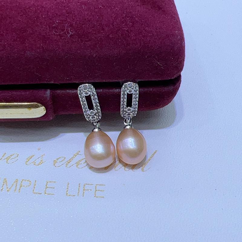 Elegant Natural Freshwater Pearl Stud Earrings with Simple Design