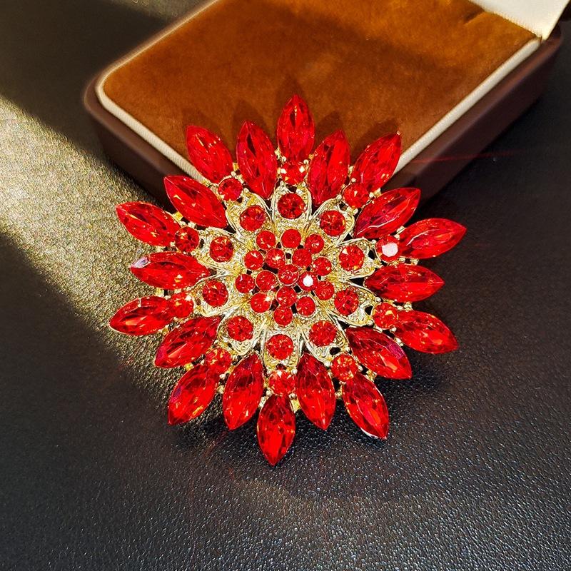 High-End Light Luxury Flower Brooch Female Heavy Industry Design Sense Animal Brooch Diamond Corsage Coat Clothing Accessories