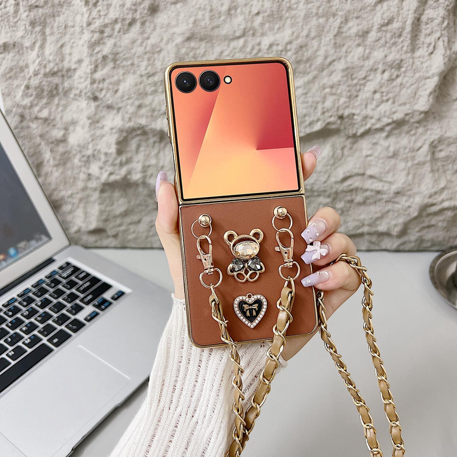 

Чехол для Samsung Galaxy Z Flip7 5G с ремешком, декор в виде сердца и медведя из наппы, текстурный, из ПУ, ТПУ, ПК, задняя крышка для телефона Brown