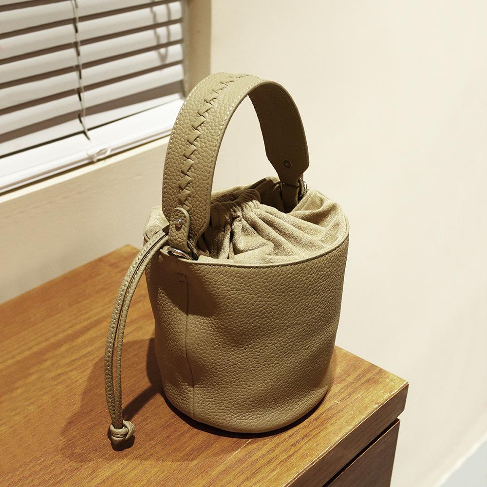 Neue Bucket Bag aus Rindsleder mit Top-Layer-Struktur im minimalistischen Stil und mit strukturierter Handtasche, vielseitig einsetzbar für den Weg zur Arbeit, Umhängetasche mit einer Schulter