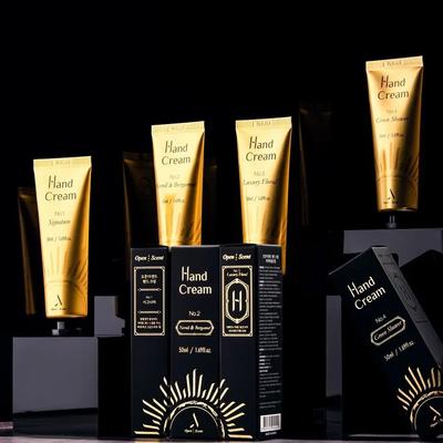 Alegeți 1 din cele 4 creme de mâini parfumate de 50 ml