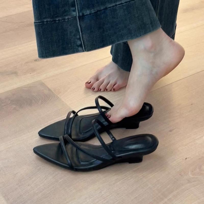 

Новый стиль Летние женские лаконичные шлепанцы на толстом каблуке для улицы с узкой полоской и открытым носком, женские повседневные сандалии-гладиаторы для платья 39 чёрный