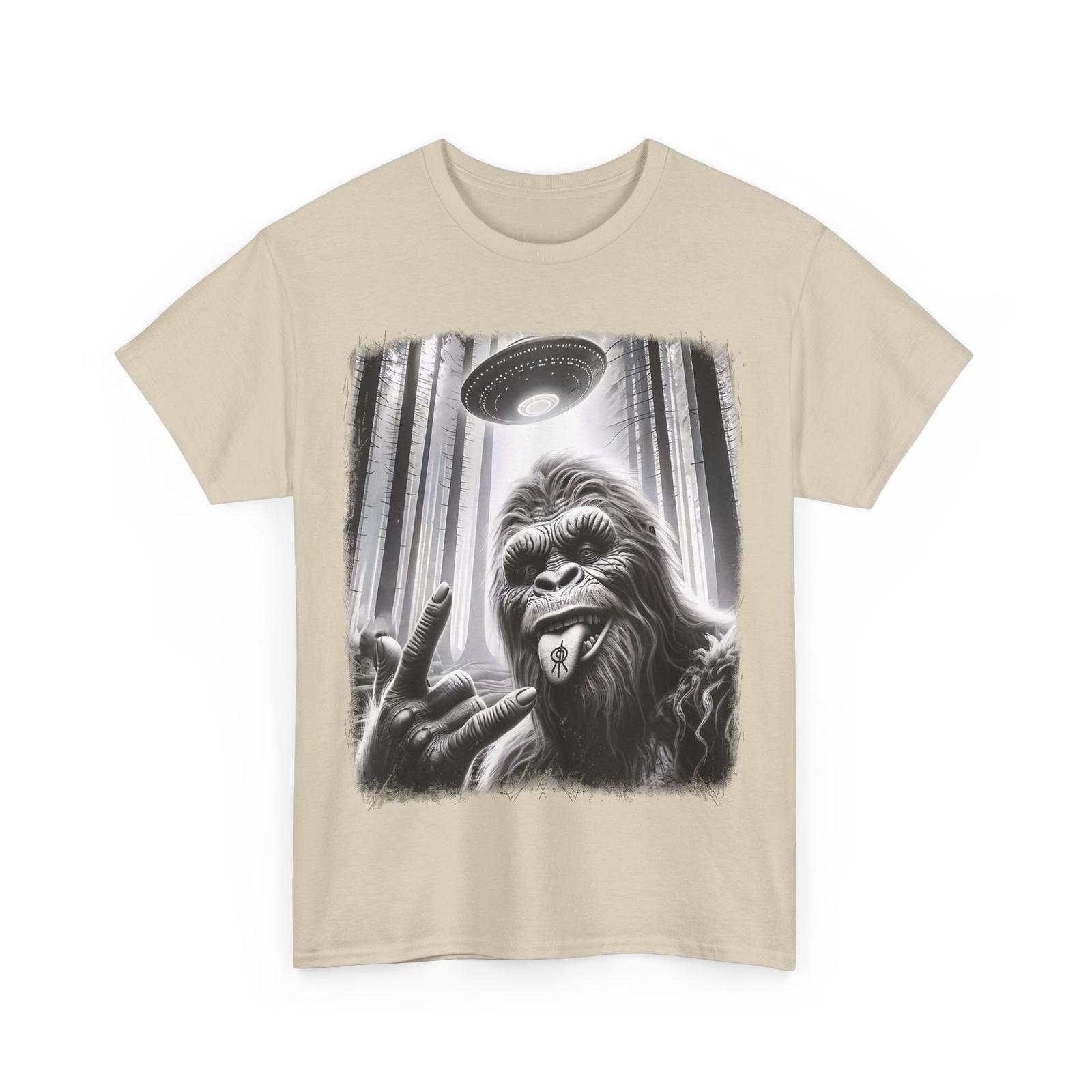 Sasquatch Selfie Big Foot Rock On UFO Alien Funny 0HJXK2 T-Shirt XXXXL