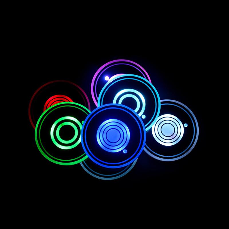 1 Stück Auto Tassenuntersetzer mit 7 Farben LED-Leuchten Getränkehalter Untersetzer Auto Leuchtender Wasseruntersetzer Universell für verschiedene Automodelle