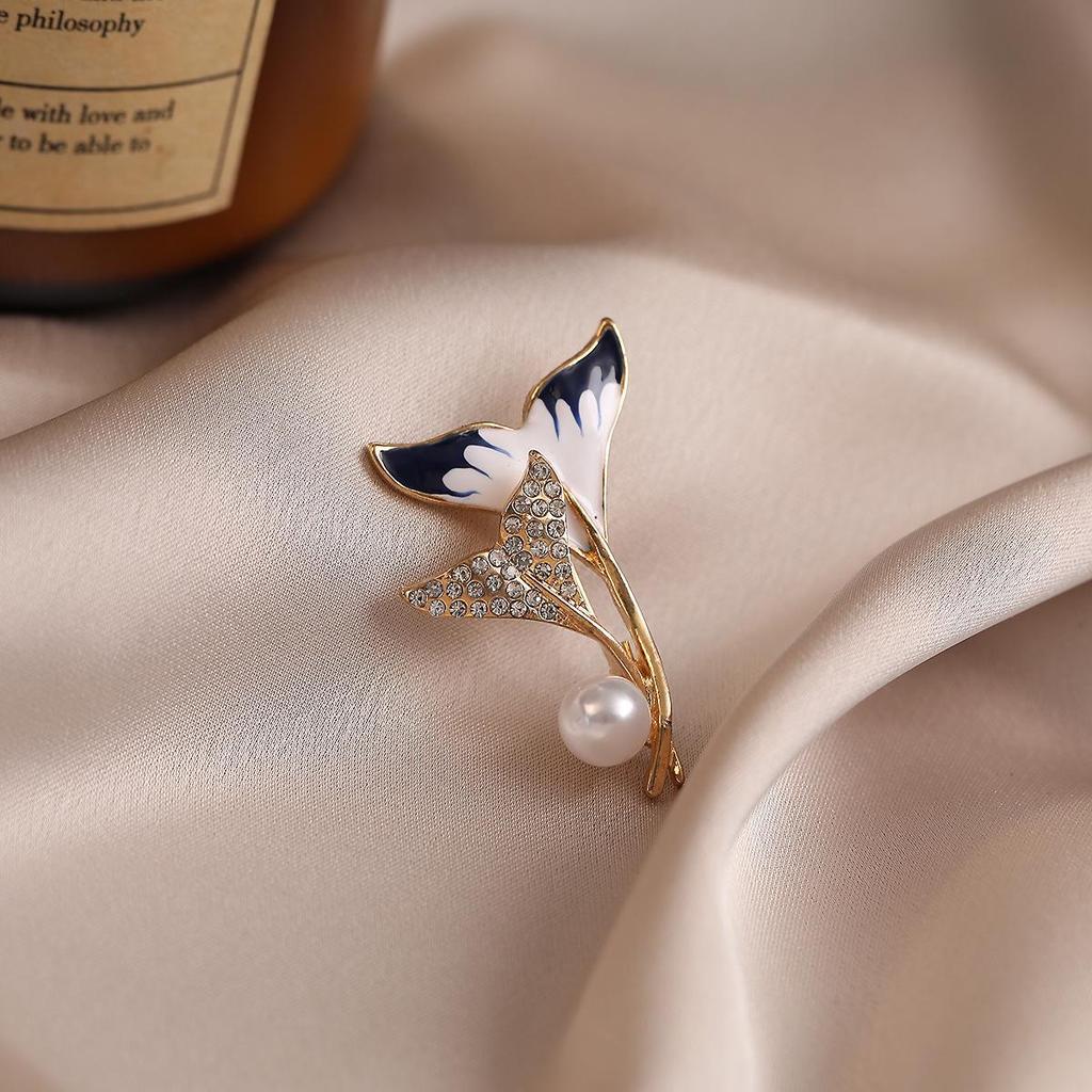 2024 Women's High-Grade Anti-Exposure Brooch: Stylish, Niche Design Clothes Pin.