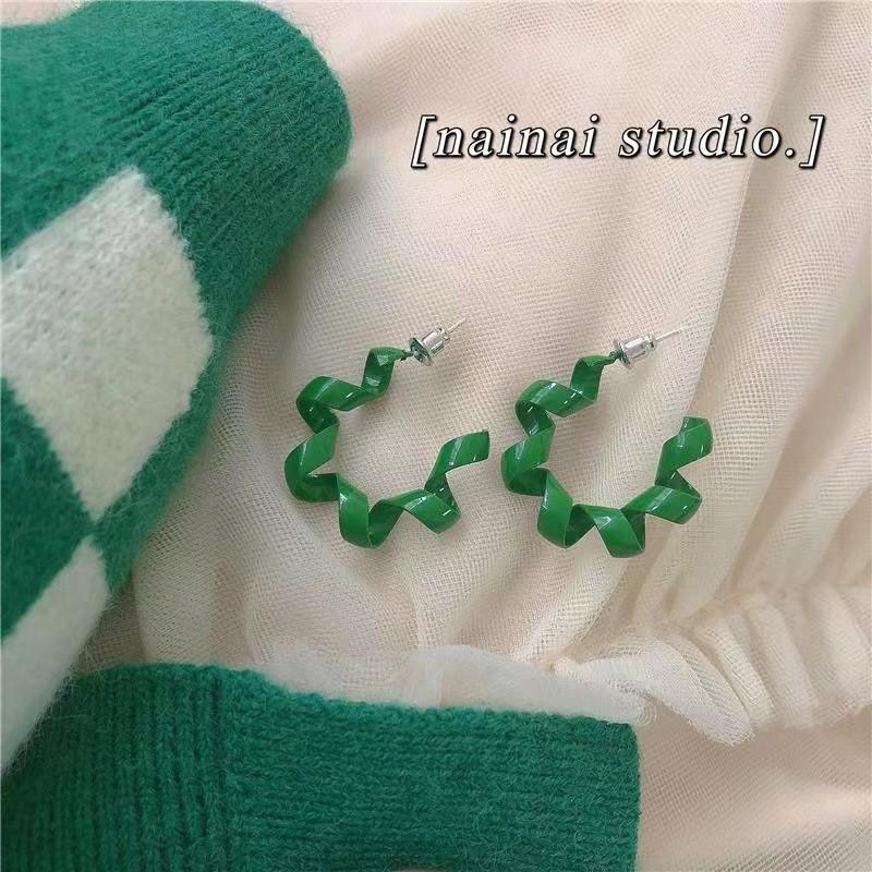 Cercei cu temperament versatil: Design luxos, de ultimă generație pentru femei