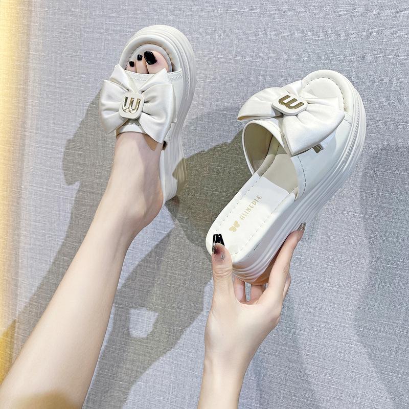Thick-bottomed Slope Heel Slippers Women's Summer Outer Wear 2025 New High-end Feeling Going Out Versatile Fashion Muffin One-word Cool Slippers