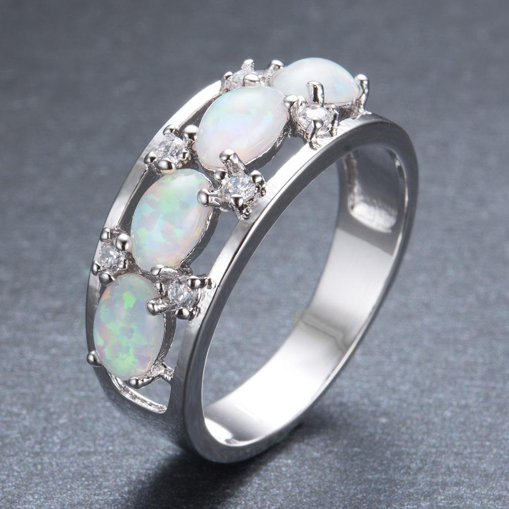 Four Oval White Rings for Fashionable Commuting