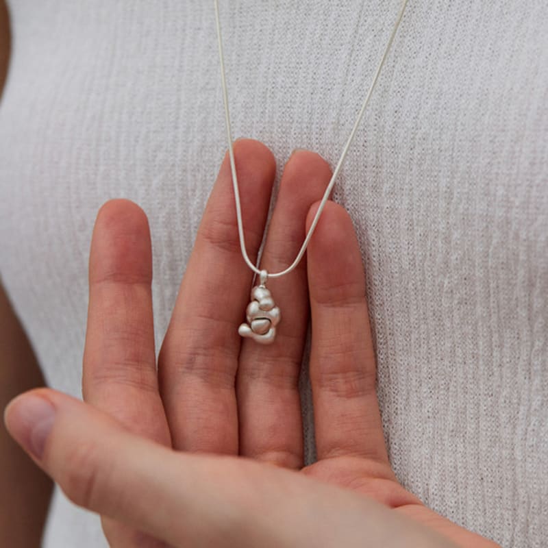 

onill 05-22 Embrace (Necklace) Matt