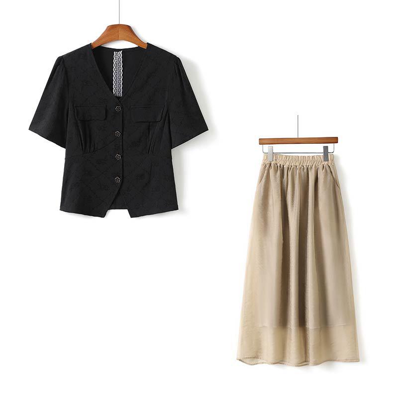 Mom's Summer 2025 Two-Piece Set: Fashionable Short-Sleeve Top for Middle-Aged Women.