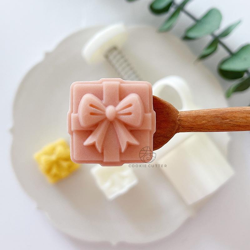 20g Butterfly Mooncake Mold for Mother's Day & Mid-Autumn Festival - Perfect for Bite-Sized Pastries
