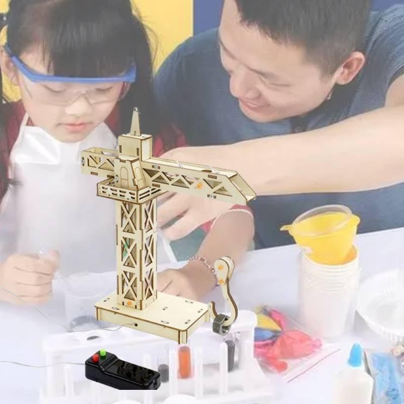 Kit de matériaux pour grue télécommandée en bois DIY pour enfants Éducation Steam Fabrication à la main Petite production Grue Pack de matériaux en bois personnalisable