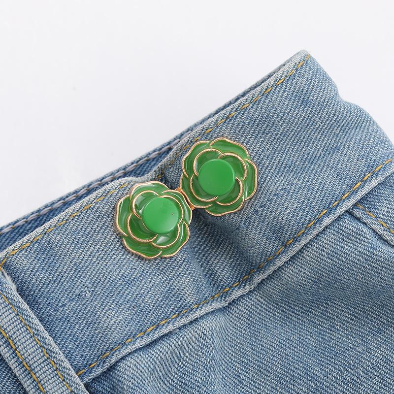 

Camellia Flower Waist-cinching Button for Jeans, A Must-have Waist-cinching Tool. The Pants Are Sewn and Detachable with A Fixed Button зелёный