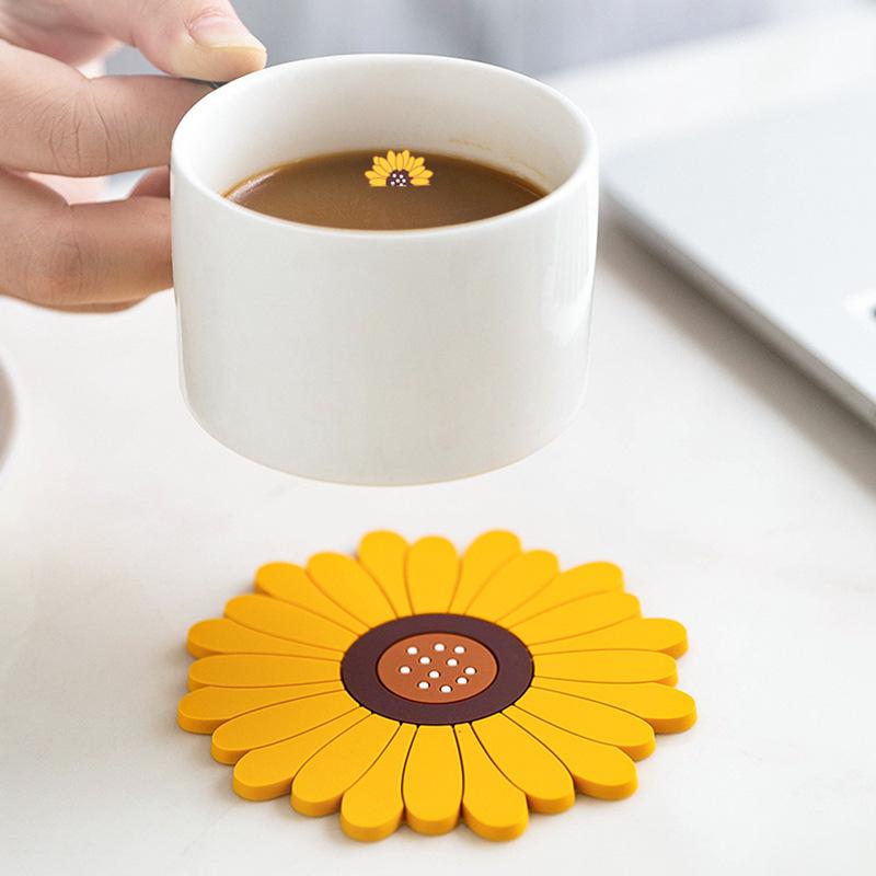 2pcs Silicone Trivet Mat Cute Sunflower Anti Scalding Mat, Heat Insulation Pat for Dishes, Soft Silicone Meal Mat Table Anti Slip Coaster