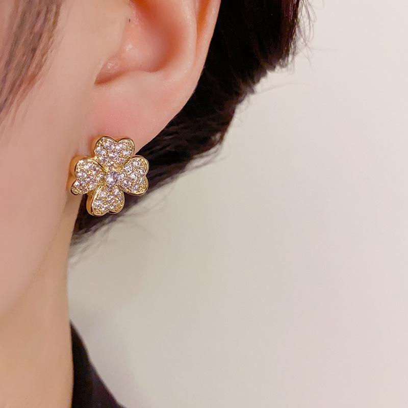 Diamond-encrusted Clover Flower U-shaped Ear Buckle Fashionable Simple and Elegant Temperament Earrings Light Luxury High-end Gentle Earrings