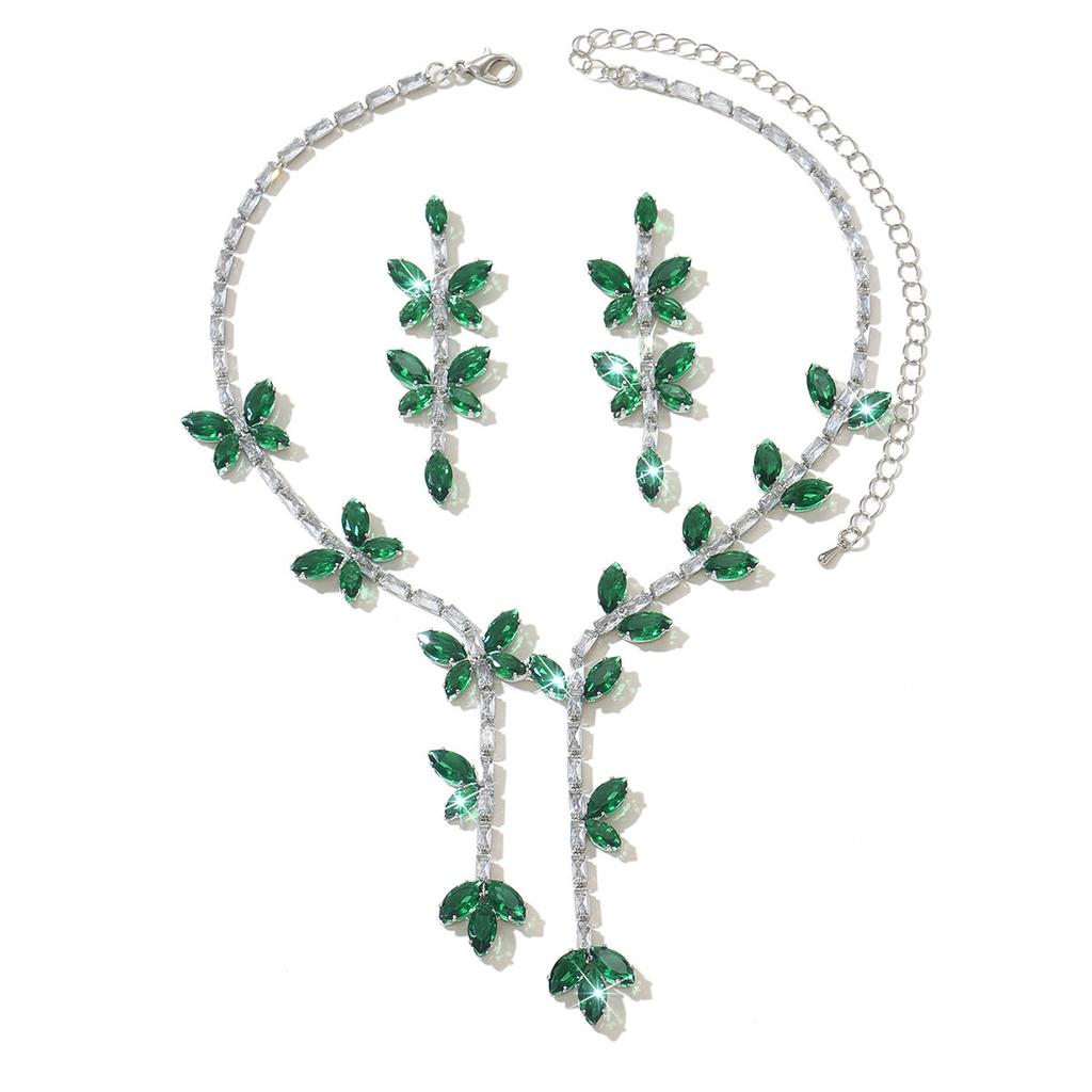Set di orecchini e collana con frange a forma di farfalla in zircone di alta gamma francese, catena per clavicola dal temperamento di nicchia, gioielli di moda di lusso leggero