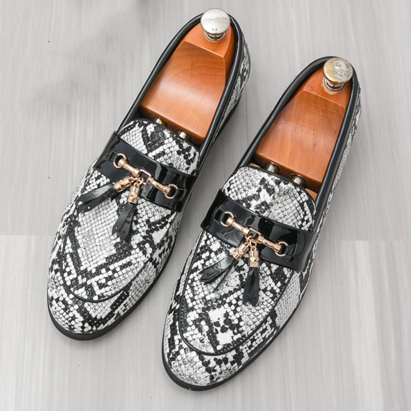 

Новые лоферы-патте из змеиной кожи для мужчин, остроносые, с кисточками, слипоны, дизайнерская мужская формальная обувь для свадьбы и выпускного вечера 38 белый