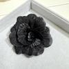 Spilla da donna in tessuto Suqi Kegensilk con ornamento a forma di camelia