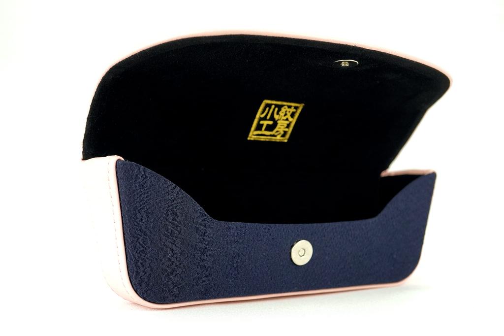 Wa KOMONO Komon Kobo Uni Seni Futago Chirimen Japanese Pattern Eyeglass Case Cherry Free Size (1207-1) [Semi-Hard] [Dancing Blossoms/Purple]