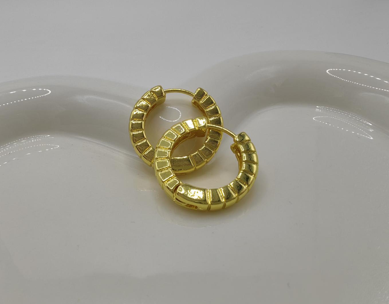 

Simple Glossy Oval Water Drop Ear Buckle Feminine Temperament Geometric Earrings Feminine Cold Wind Advanced Sense Light Luxury Earrings