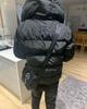 Chaqueta cálida de plumón con cremallera bordada con letras y etiqueta pequeña y cuello alto retro para parejas
