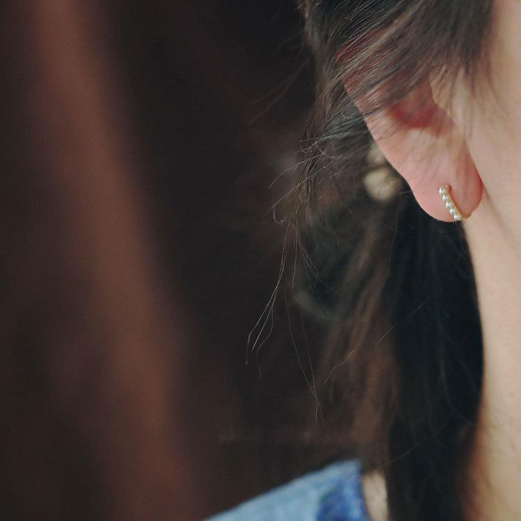 A Row of Bright Little Pearl Bean Bean Earrings Japanese Ear Buckles Cold Style Simple Earrings for Women