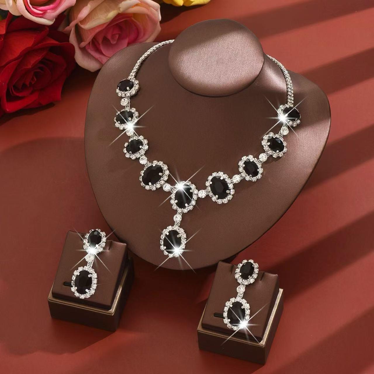 

Элегантный межконтинентальный свадебный набор из страз: колье и серьги