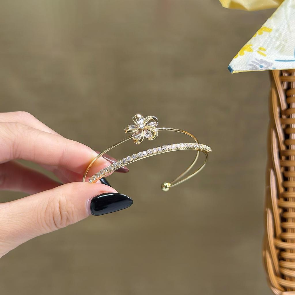 Niche Double Layer Open Flower Bracelet - Luxurious, Fashionable & Versatile Accessory