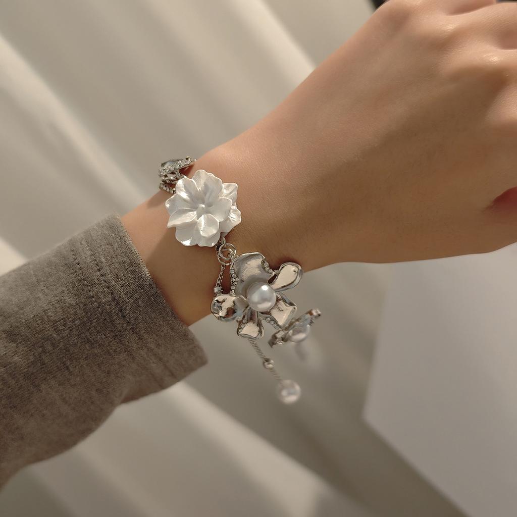 French Atmosphere Light Luxury Collarbone Chain Flower Butterfly Diamond Fringed Necklace Female Niche Pure Desire Wind Sweet Necklace