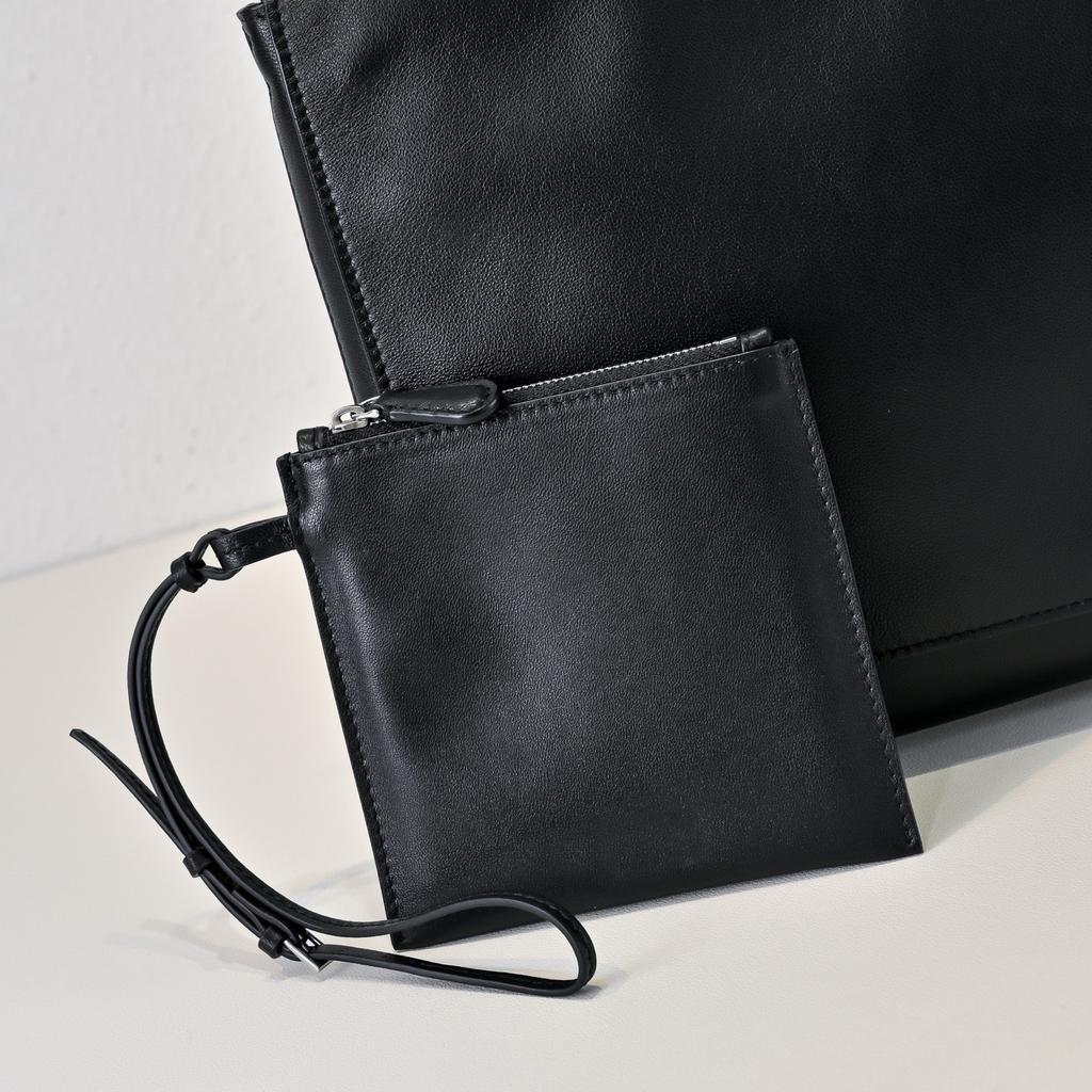 Niche minimalist mail carrier bag, simple envelope bag, sheepskin shoulder bag, all-steel hardware buckle, flip seam, armpit bag.