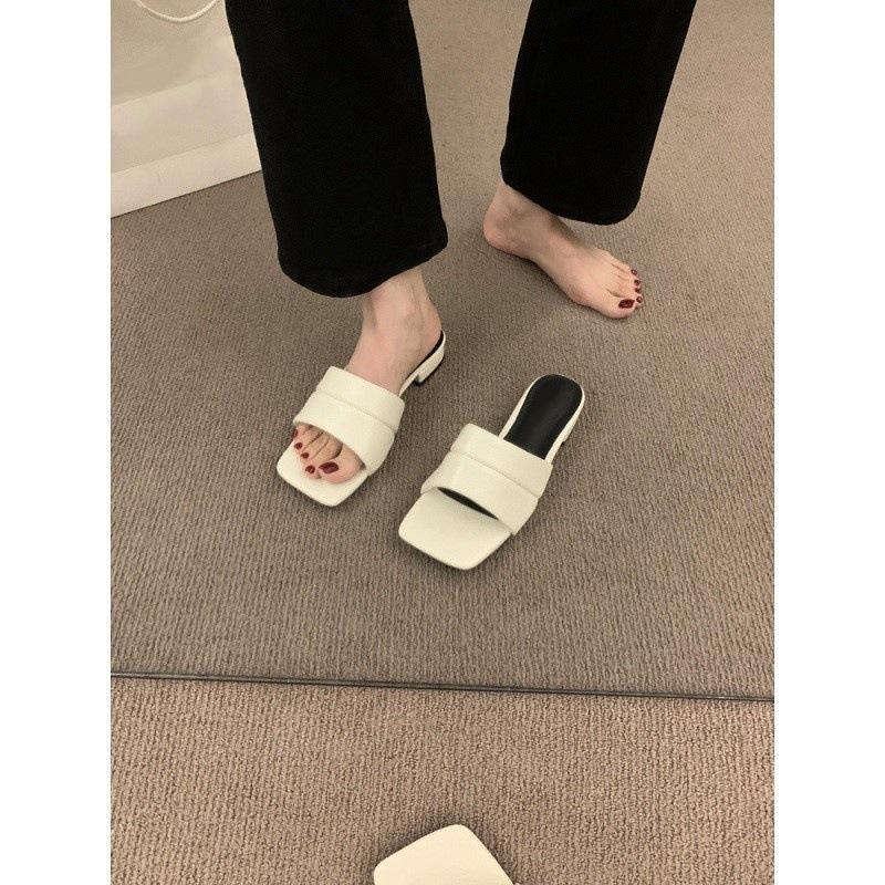 Koreanischer Feenwind offene Zehen quadratische Zehenpartie Ein-Wort-Slipper Damen Sommer Außenbekleidung Rock wunderschön ausbrechend silberne flache Sohle Sandalen