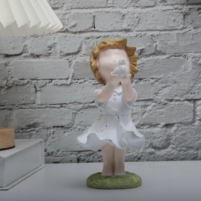 Flower Thrower Sculpture,Figurine for Home Decoration,Office Desk and Bookshelf Ornaments, Modern Decorative Character Figurines