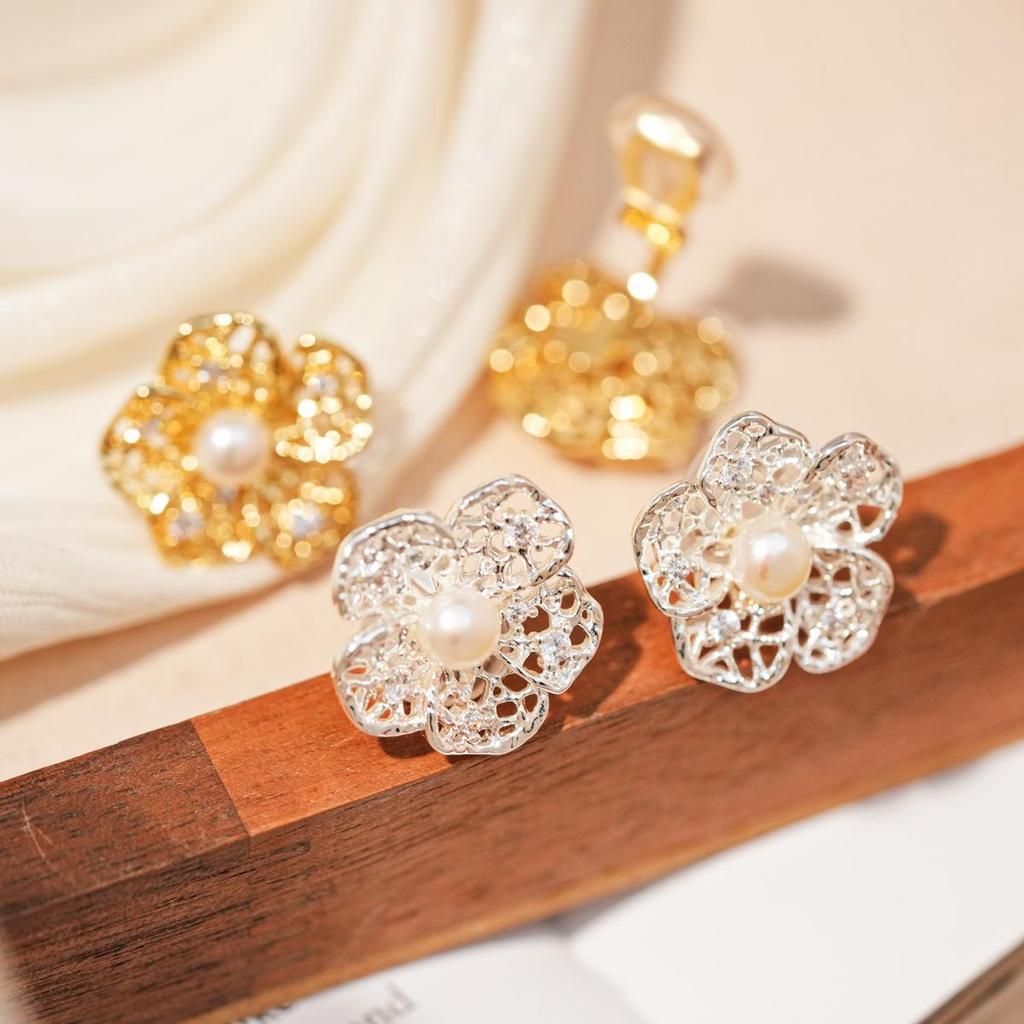 18K Gold-Plated Zircon Flower Pearl Ear Cuff - Elegant and Stylish Light Luxury Earrings