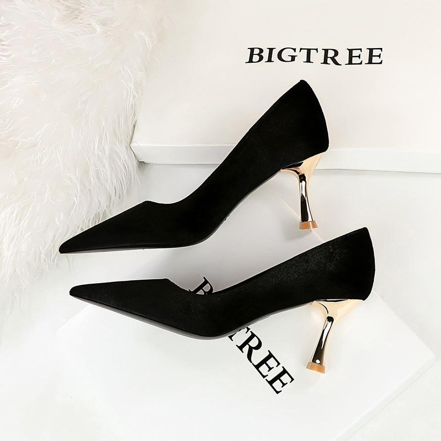 Moodsad peoõhtu kõrged kontsad, metallist kontsaga seemisnahast madala suuga terava ninaga kingad