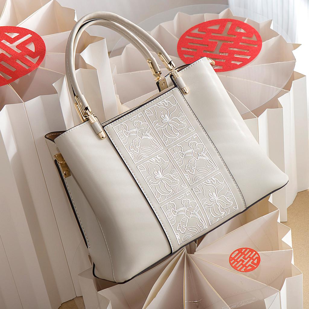 A stylish 2024 new model Chinese-style embroidered large-capacity handbag and crossbody bag for mom, a high-end bag for middle-aged women
