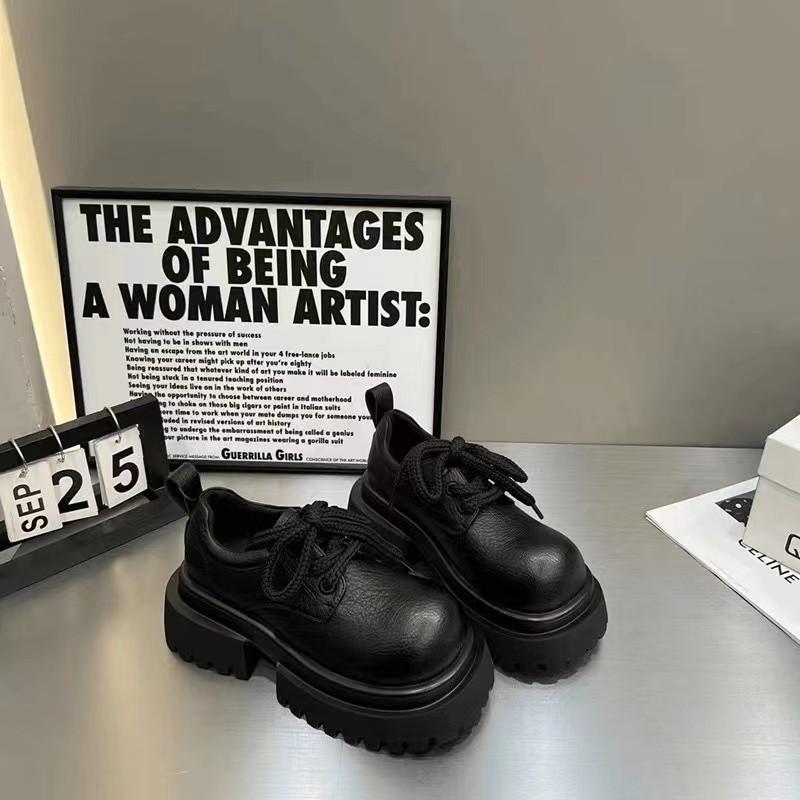 2024 Frühling neue britische Stil kleine Lederschuhe Feenstil Prinzessinnenschuhe zeigen Größe und Schlankheit schwarze Plateau-Slipper Damen