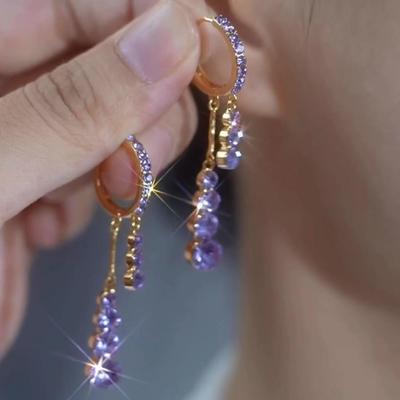 Exquisitos Pendientes de Borla de Pedrería Morada de Longitud Media - Pendientes de Clip Trendy y Estilizantes con un Atractivo Fresco y a la Moda.