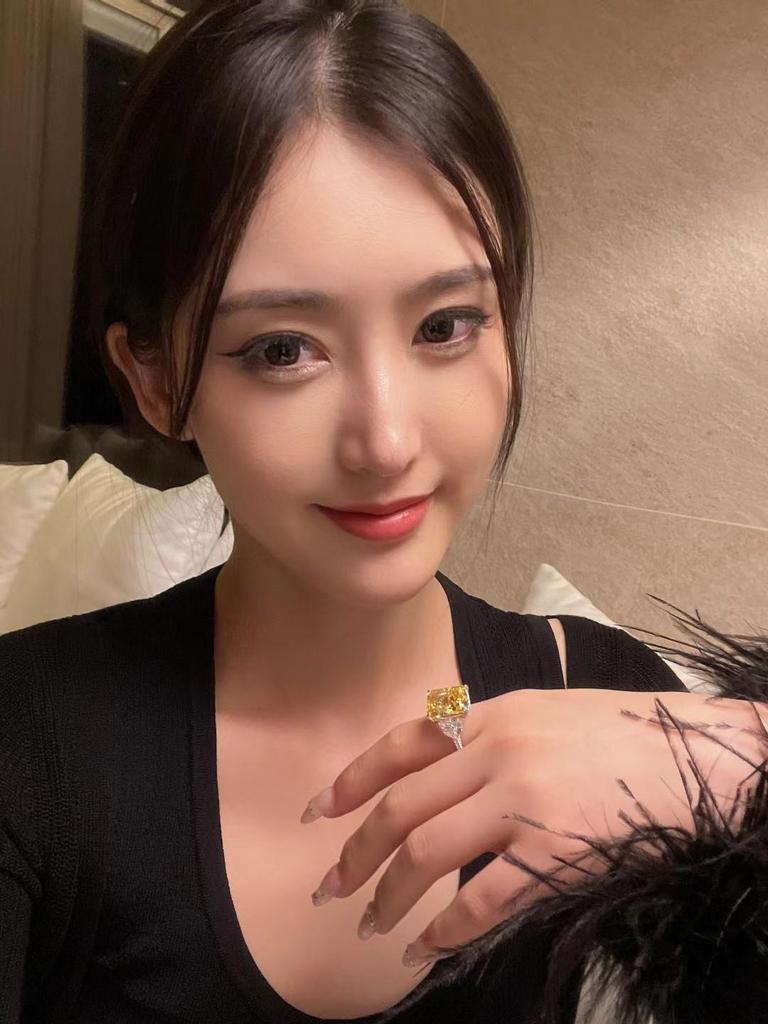 Exaggerated Yellow Diamond Square Sugar Ring Women’s 11 Carat 5A High Carbon Diamond Inlaid 925 Silver.