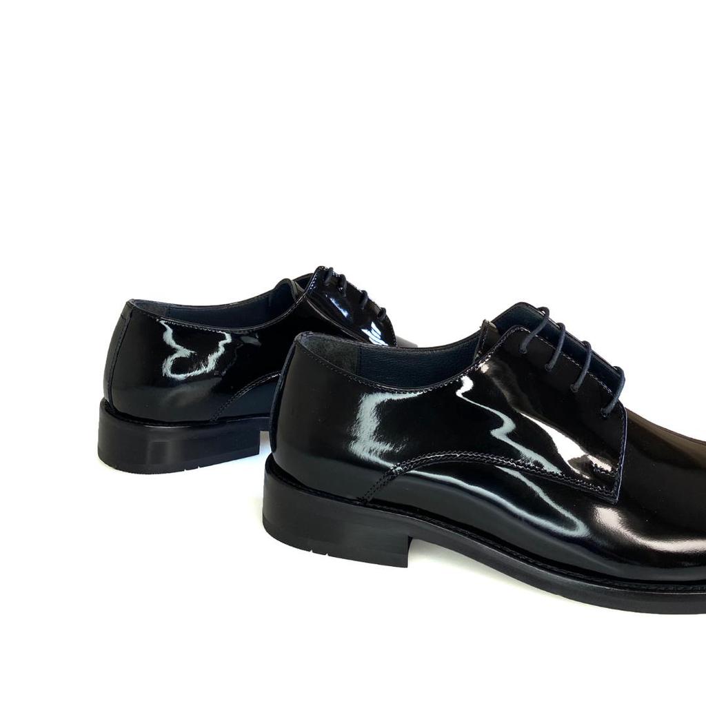 Klassische Herrenschuhe aus echtem Leder