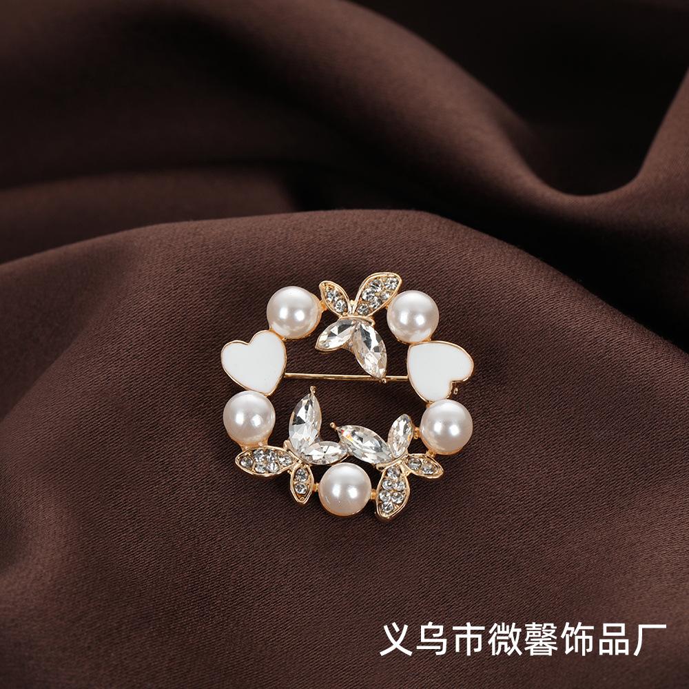 

High-end butterfly love brooch, micro-inlaid zircon brooch, European and American temperament pearl pin clothing accessories 3.3*3.3cm золотий